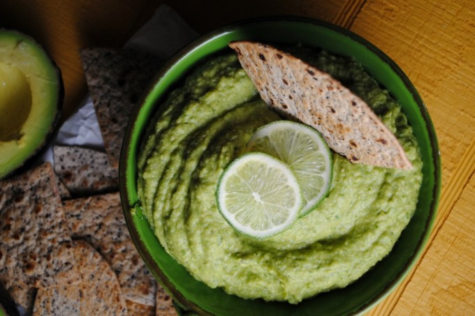 Avocado Hummus – Humus de Aguacate recipe from sweetlifebake.com