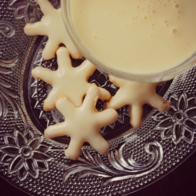 Christmas Cream Cookies with Rompope Frosting