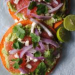 tostada de aguacate y toronja