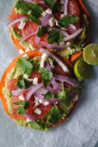 tostada de aguacate y toronja