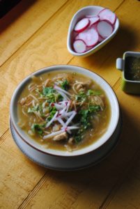 sopa de fideo verde con poll