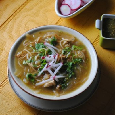 Sopa de Fideo Verde con Pollo