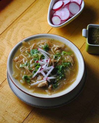 sopa de fideo verde con poll