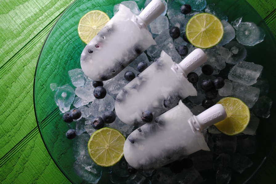 https://sweetlifebake.com/wp-content/uploads/2013/06/zoku_coconut_lime_blueberry_paleta-sweetlifebake.jpg