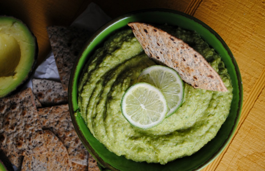 Avocado Hummus – Humus de Aguacate  recipe from sweetlifebake.com