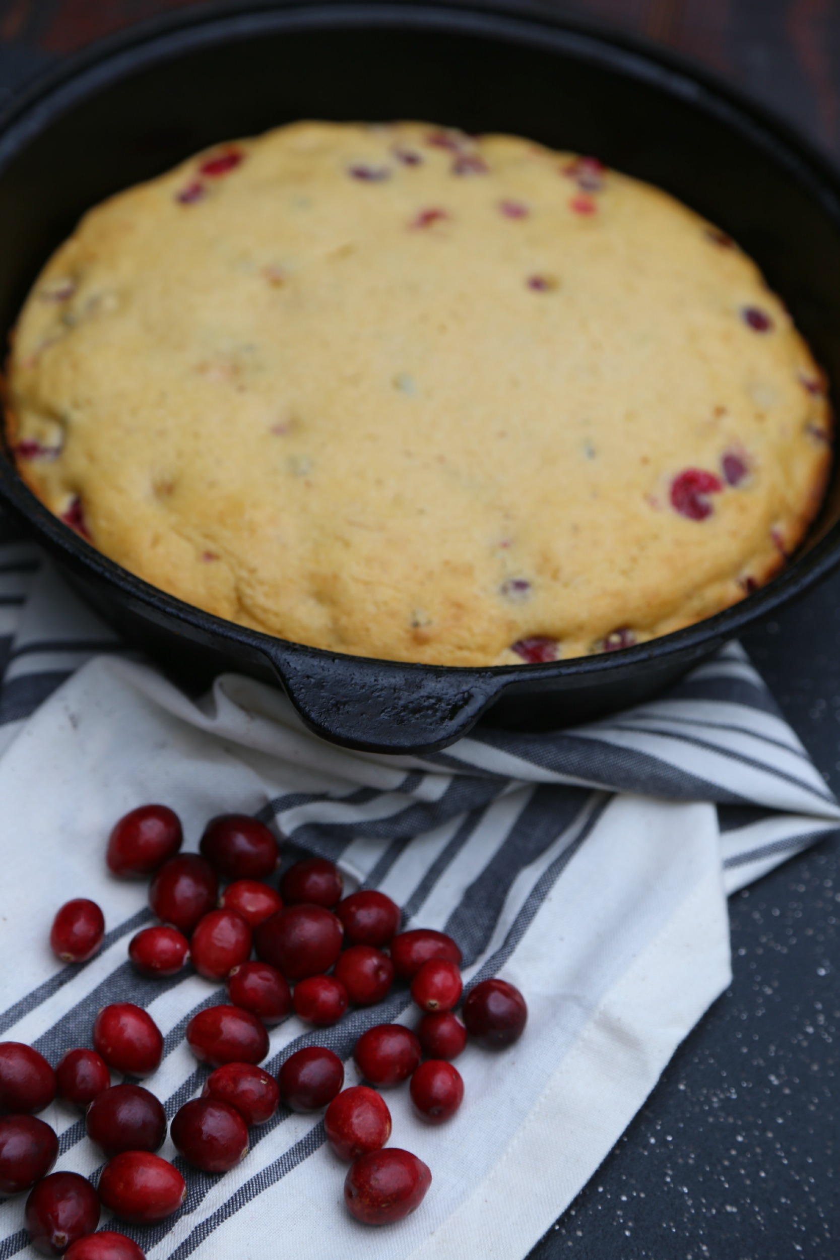 spicy-cranberry-cornbread-HEB-vianneyrodriguez-sweetlifebake