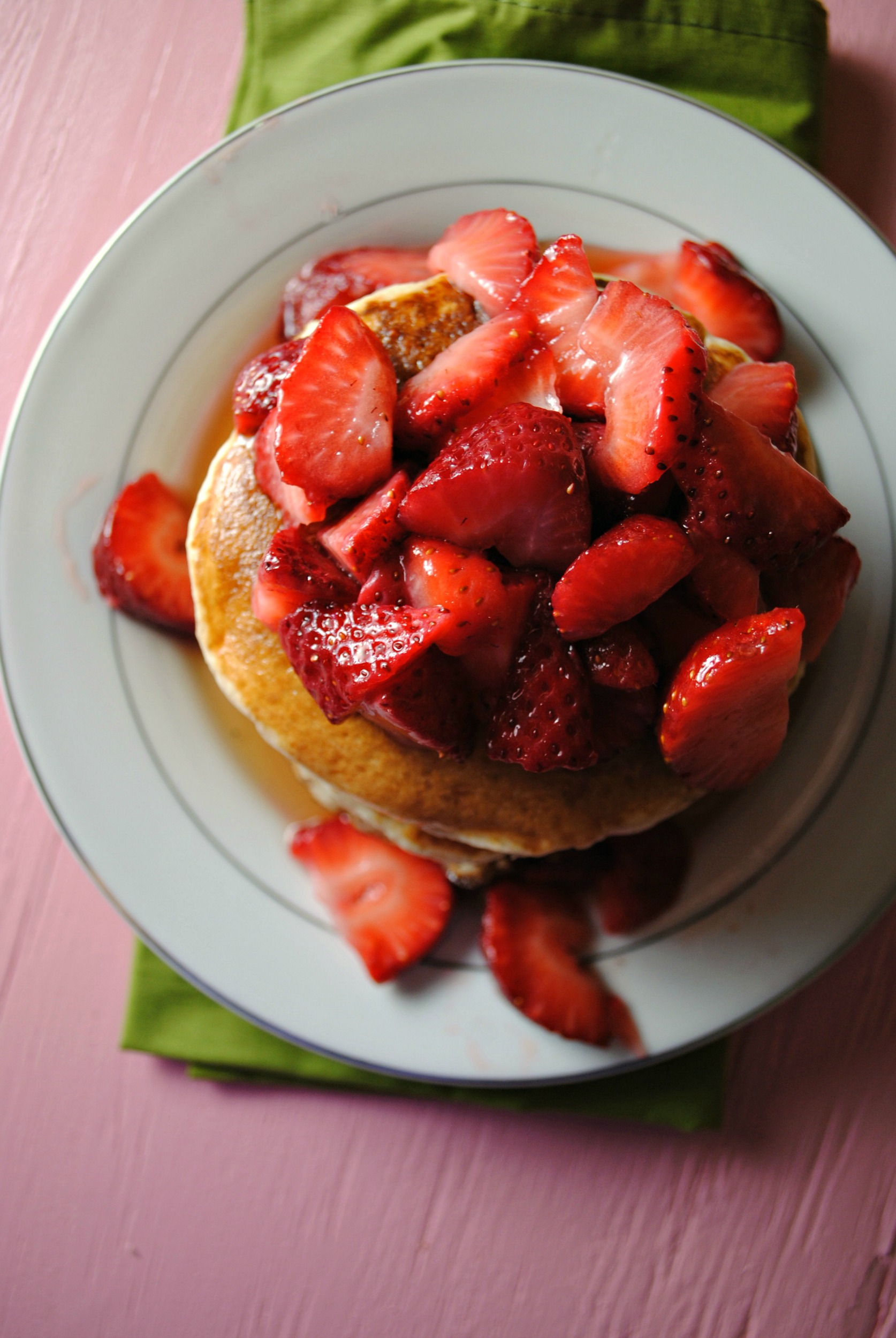 buttermilk-pancakes-strawberry-compote-vianneyrodriguez-sweetlifebake