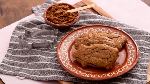 Marranitos a pan dulce, made from ginger, cinnamon, dark brown sugar and unsulfured molasses can be found in any Mexican bakery.