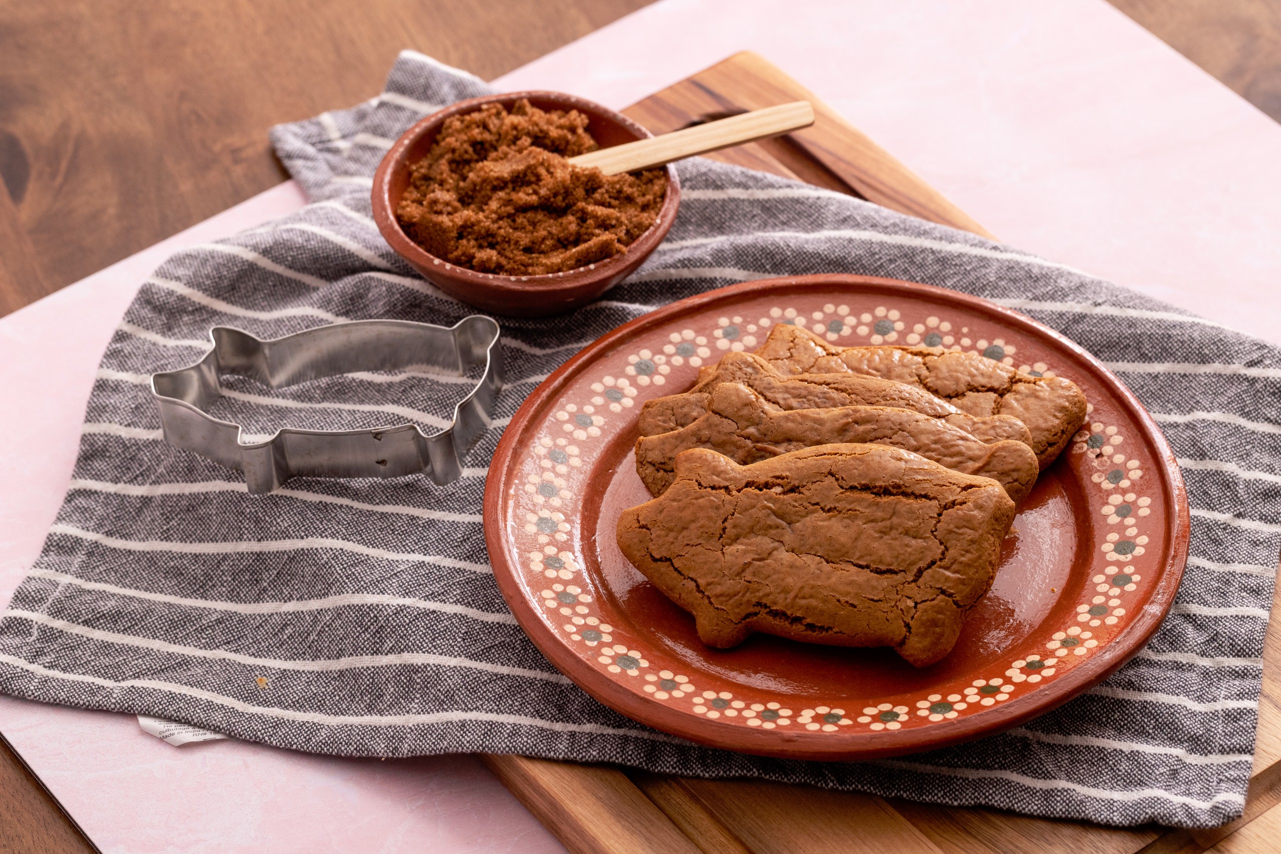 Marranitos a pan dulce, made from ginger, cinnamon, dark brown sugar and unsulfured molasses can be found in any Mexican bakery. 